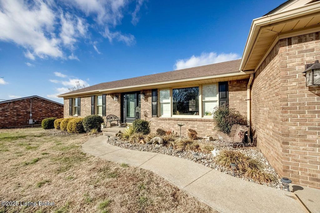 Photo of 112 Venetian Way, Bardstown, KY 40004 (MLS # 1705661)