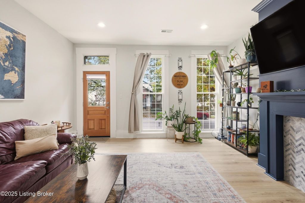 Photo of 1231 Payne St, Louisville, KY 40204 (MLS # 1708327)