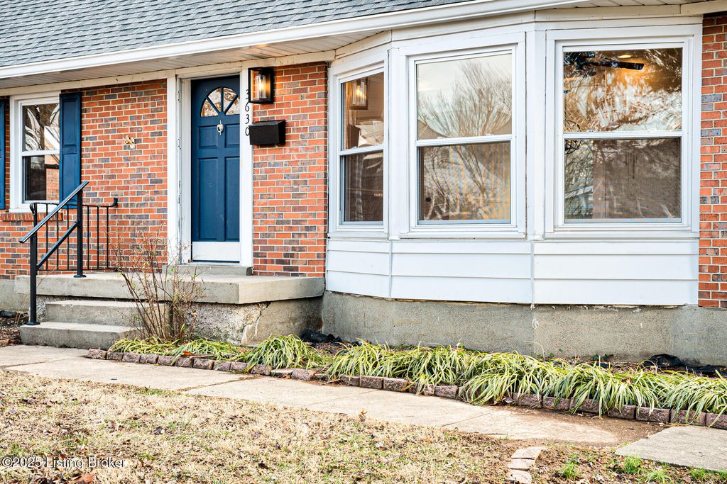 Photo of 3630 Windward Way, Louisville, KY 40220 (MLS # 1705430)