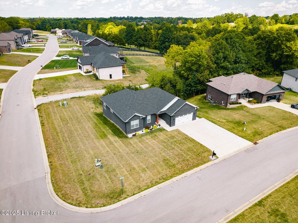 Photo of 19 Clubhouse Ct, Taylorsville, KY 40071 (MLS # 1710265)
