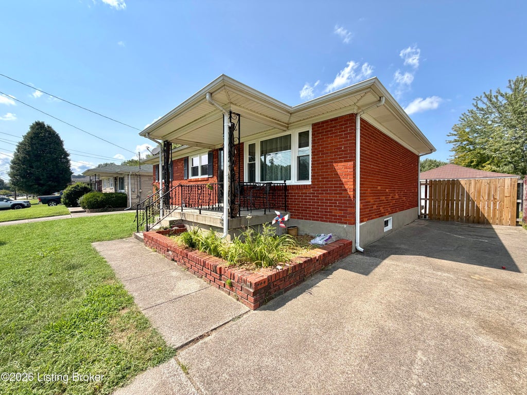 Photo of 152 Crator Dr, Louisville, KY 40229 (MLS # 1728301)