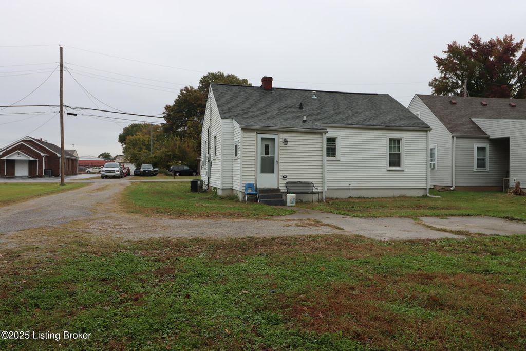 Photo of 1210 Becker Ave, Louisville, KY 40213 (MLS # 1702574)