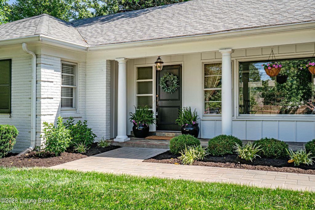 Photo of 223 Blankenbaker Ln, Louisville, KY 40207 (MLS # 1717426)