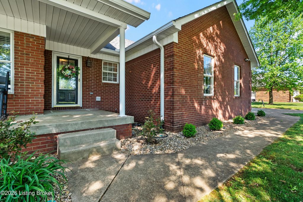 Photo of 102 Lakeshore Dr, Bardstown, KY 40004 (MLS # 1715059)