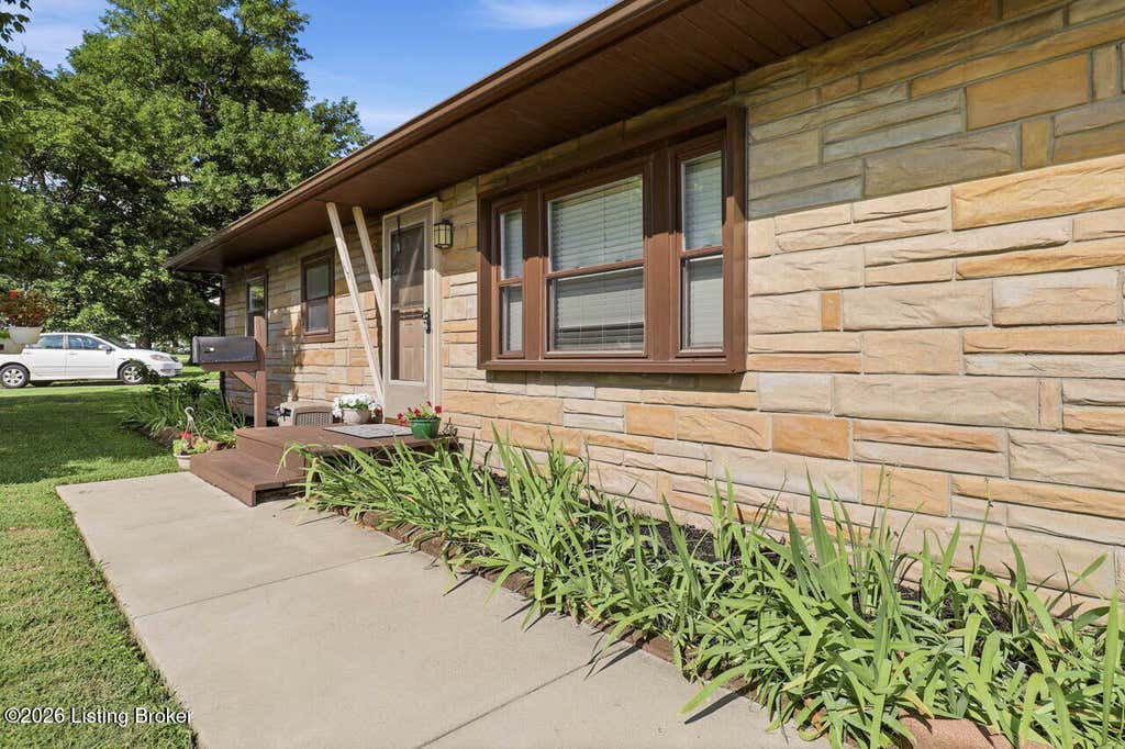 Photo of 117 Alpha Ave, Louisville, KY 40218 (MLS # 1724373)