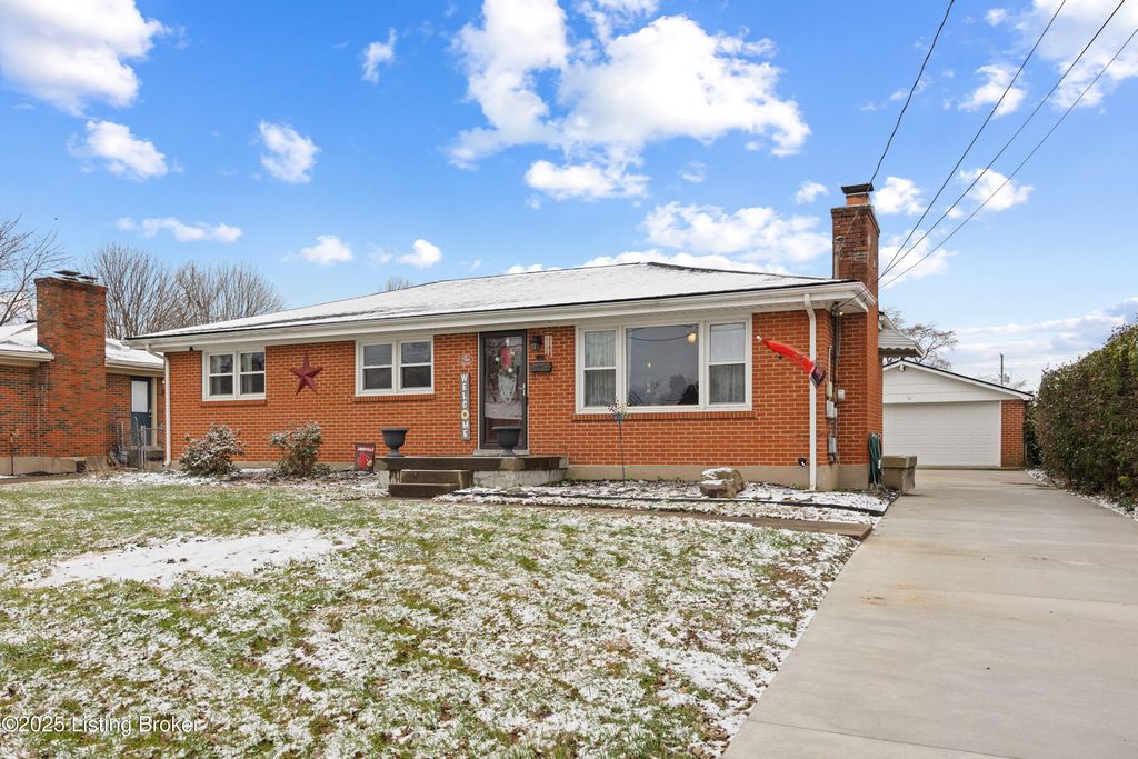 Photo of 7304 Tangelo Dr, Louisville, KY 40228 (MLS # 1705077)