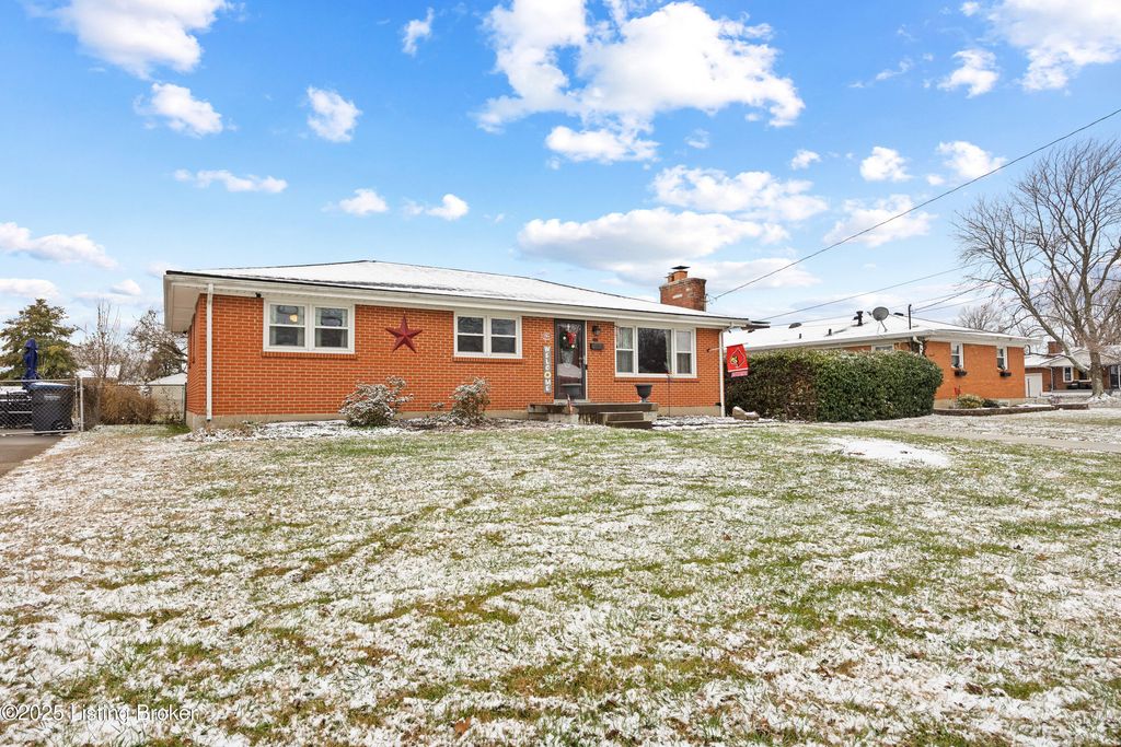 Photo of 7304 Tangelo Dr, Louisville, KY 40228 (MLS # 1705077)