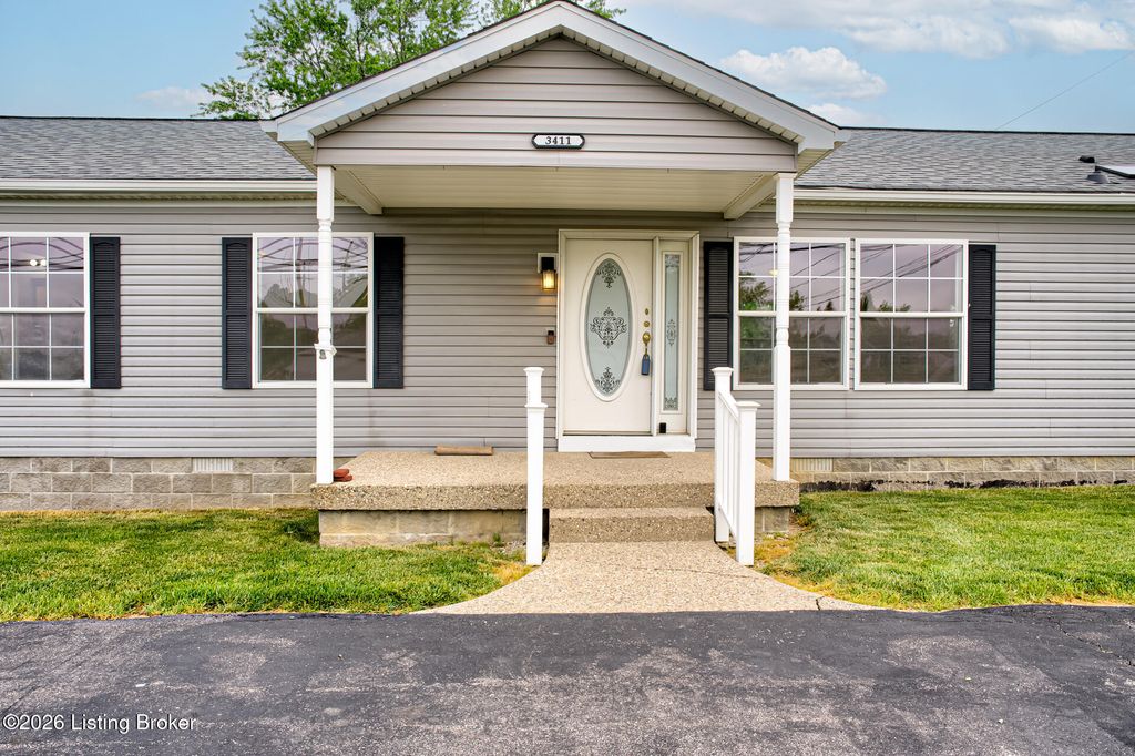 Photo of 3411 Cedar Point Ln, La Grange, KY 40031 (MLS # 1715633)