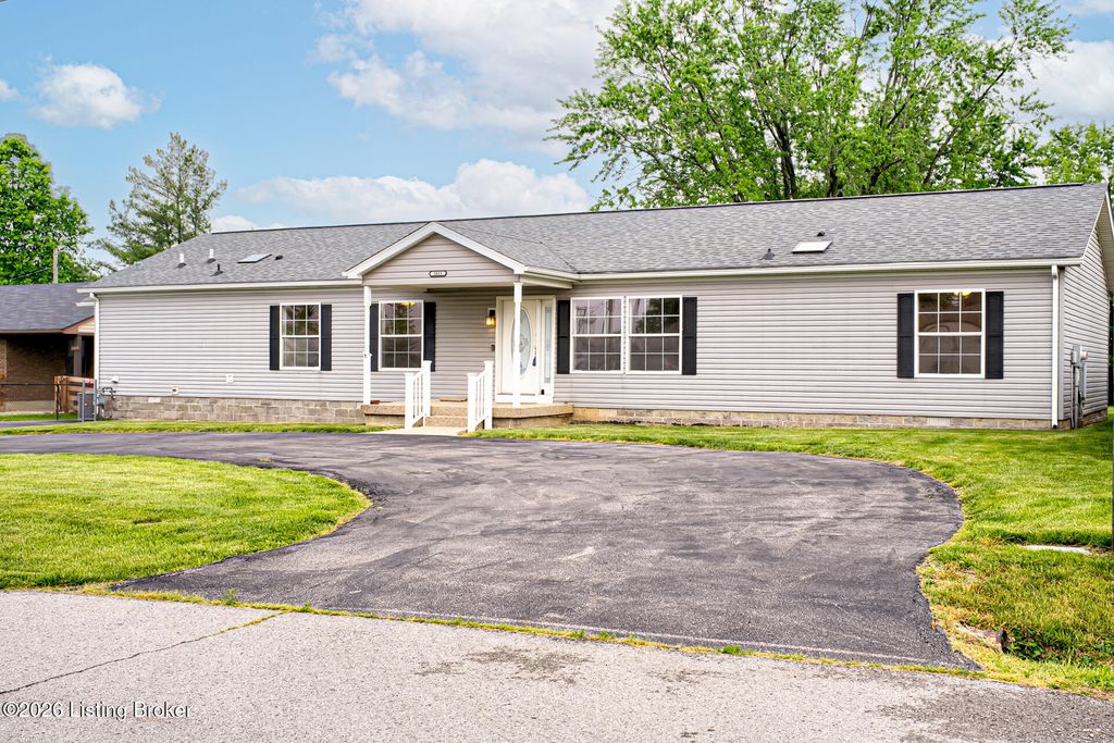 Photo of 3411 Cedar Point Ln, La Grange, KY 40031 (MLS # 1715633)