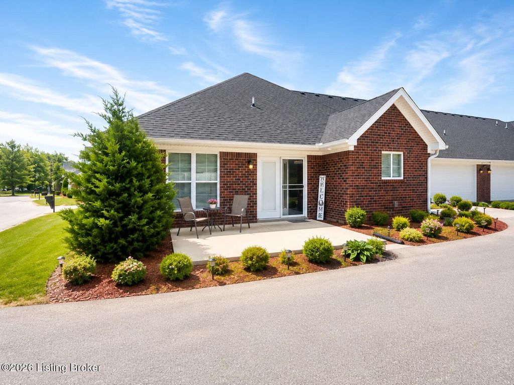 Photo of 7618 Eagle Landing Way, Louisville, KY 40214 (MLS # 1717642)