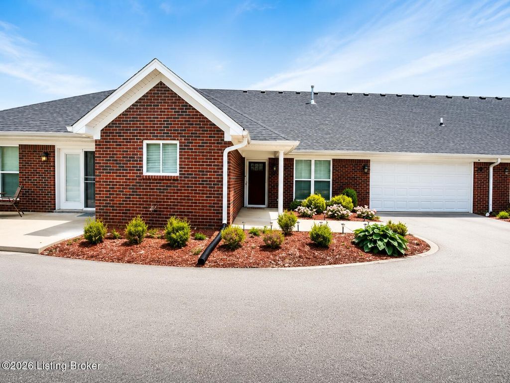 Photo of 7618 Eagle Landing Way, Louisville, KY 40214 (MLS # 1717642)