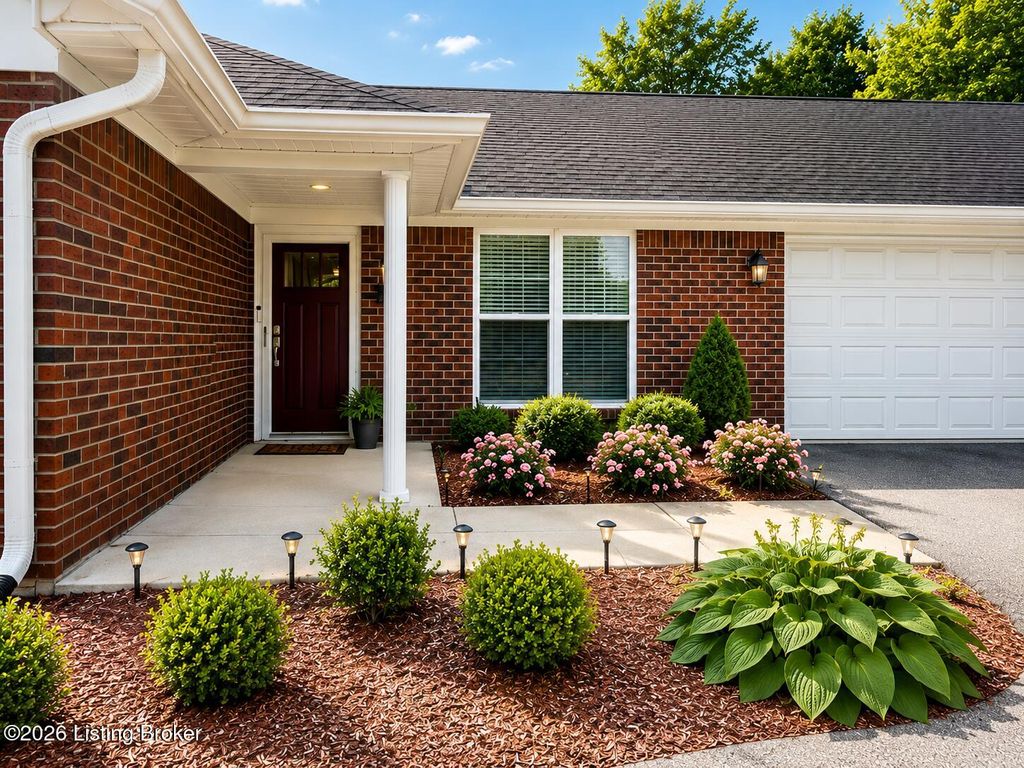 Photo of 7618 Eagle Landing Way, Louisville, KY 40214 (MLS # 1717642)