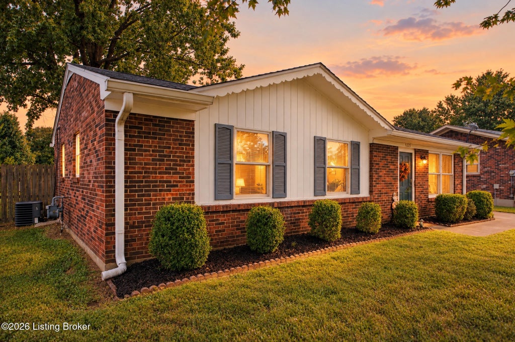 Photo of 5229 Mount Holyoke Dr, Louisville, KY 40216 (MLS # 1730114)