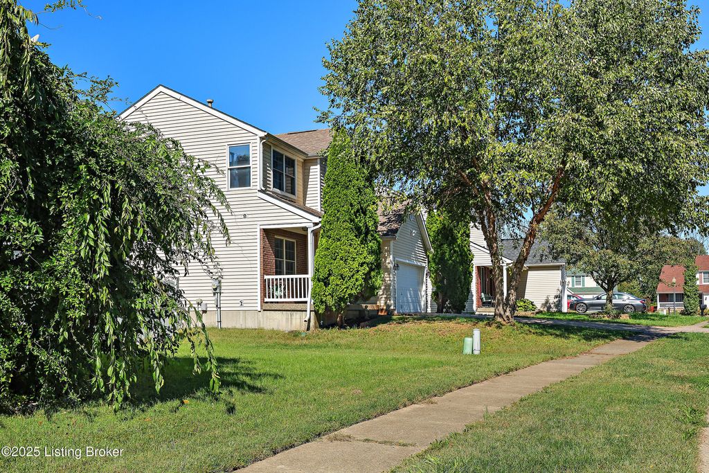 Photo of 4428 Fallen Apple Ln, Louisville, KY 40218 (MLS # 1704248)