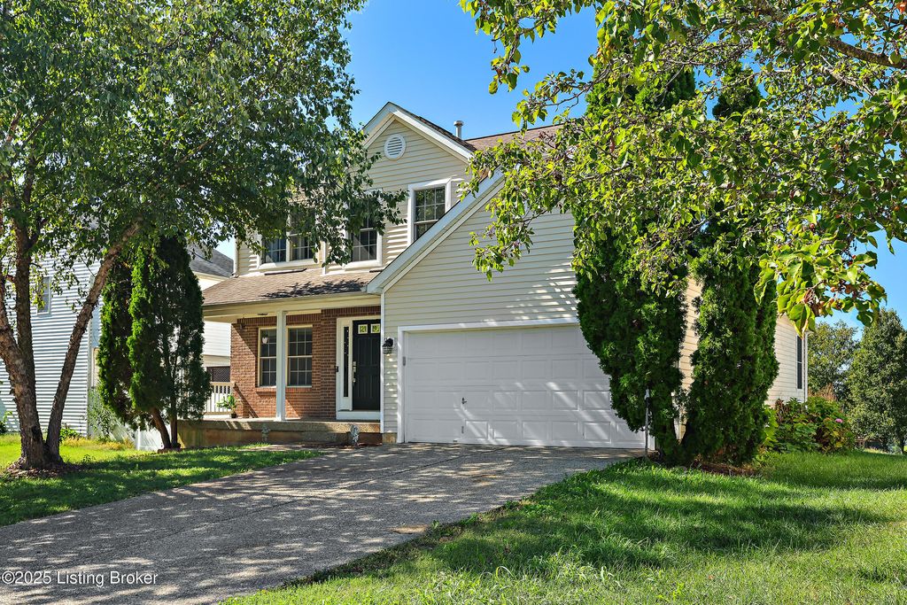 Photo of 4428 Fallen Apple Ln, Louisville, KY 40218 (MLS # 1704248)