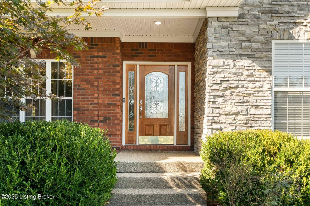 Photo of 846 Abingdon Cir, Shelbyville, KY 40065 (MLS # 1701874)