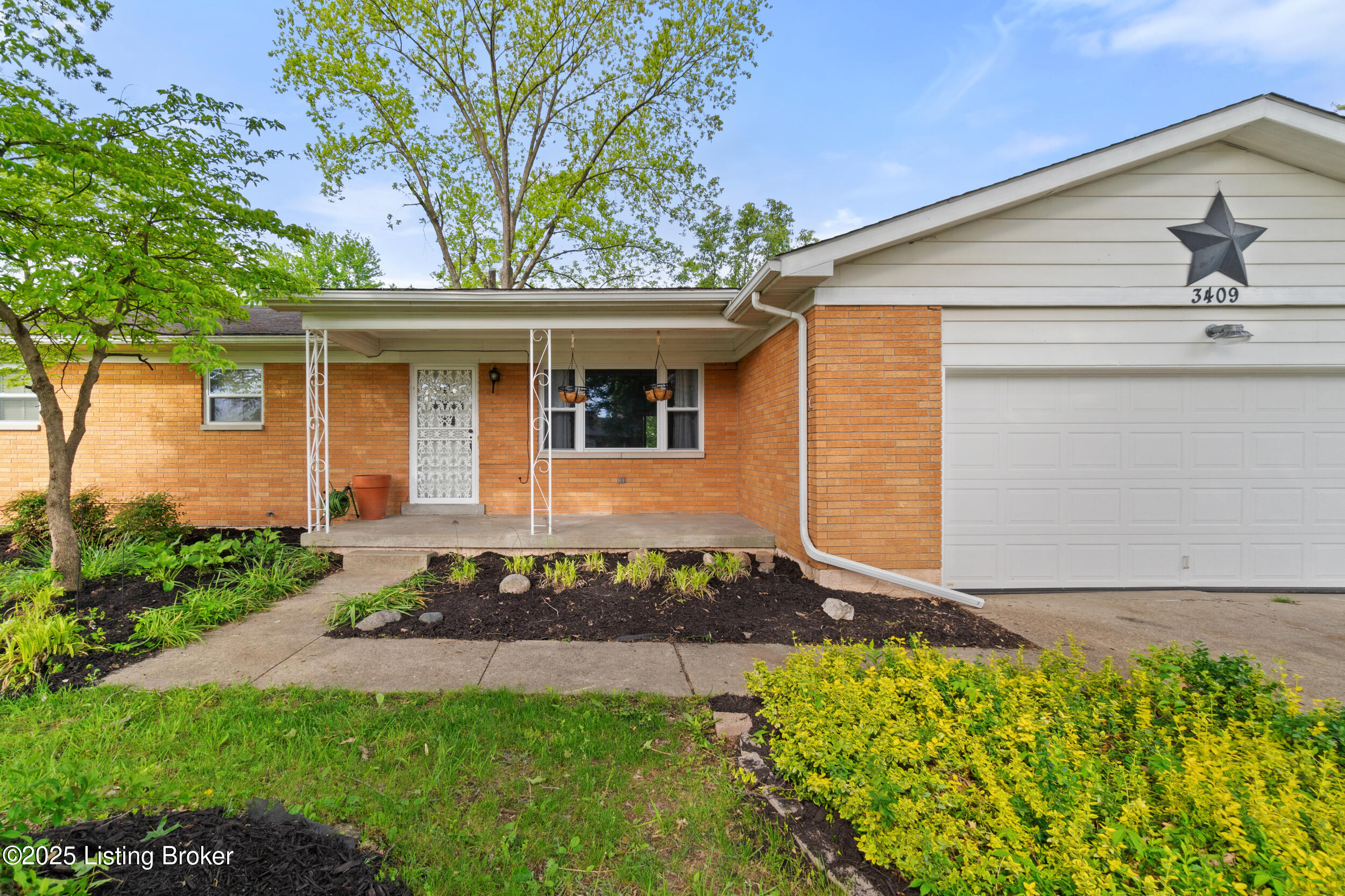 3409 Deerwood Dr, New Albany, Pennsylvania image 2