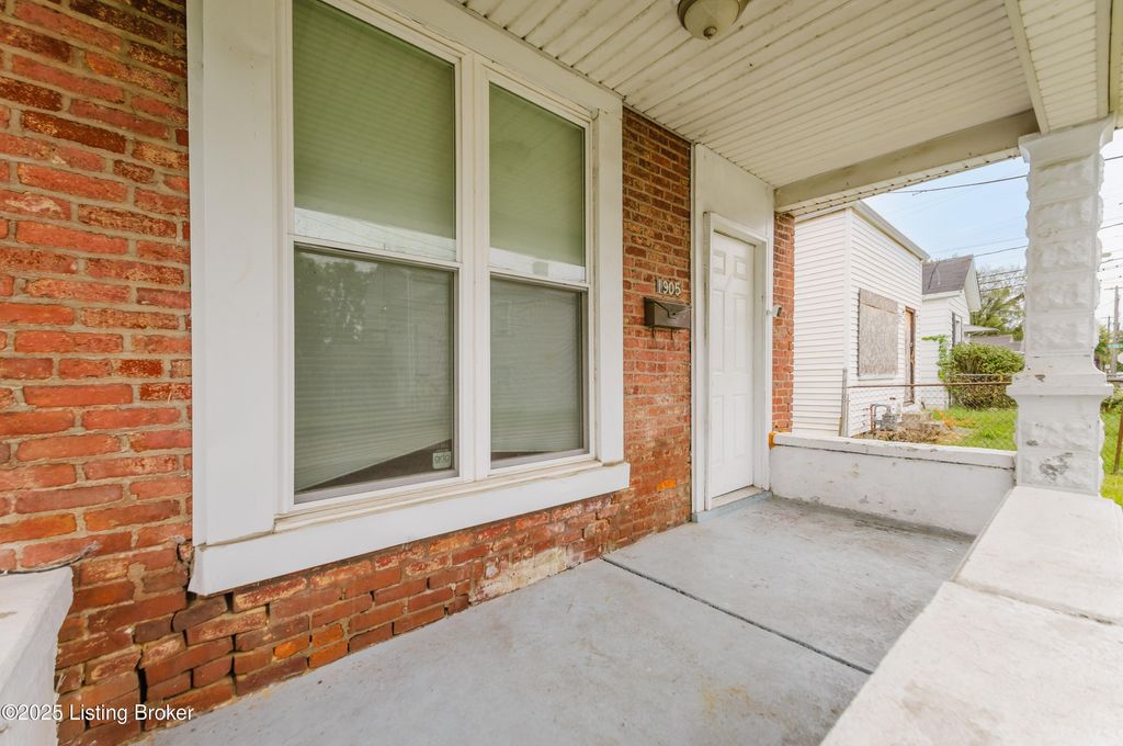 Photo of 1905 Lytle St, Louisville, KY 40203 (MLS # 1700057)