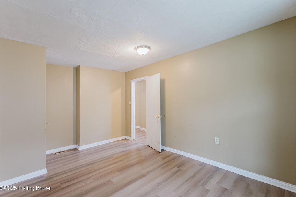 Photo of 1905 Lytle St, Louisville, KY 40203 (MLS # 1700057)