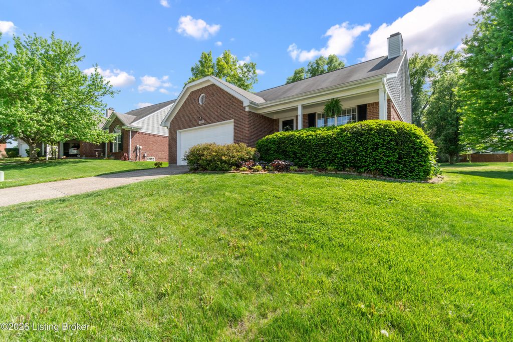 Photo of 4706 Wooded Oak Cir, Louisville, KY 40245 (MLS # 1714843)