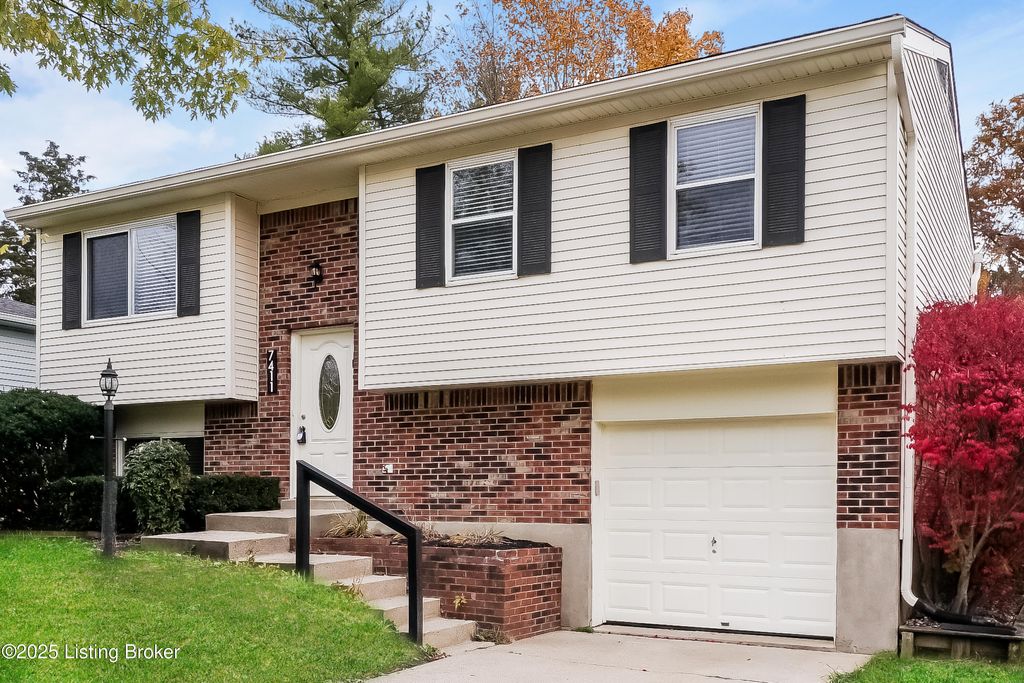 Photo of 7411 Autumn Bent Way, Crestwood, KY 40014 (MLS # 1702607)