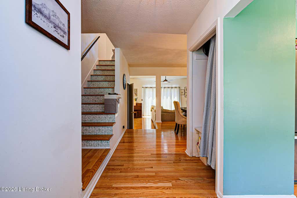 Photo of 1214 Inverary Ct, Louisville, KY 40222 (MLS # 1725220)