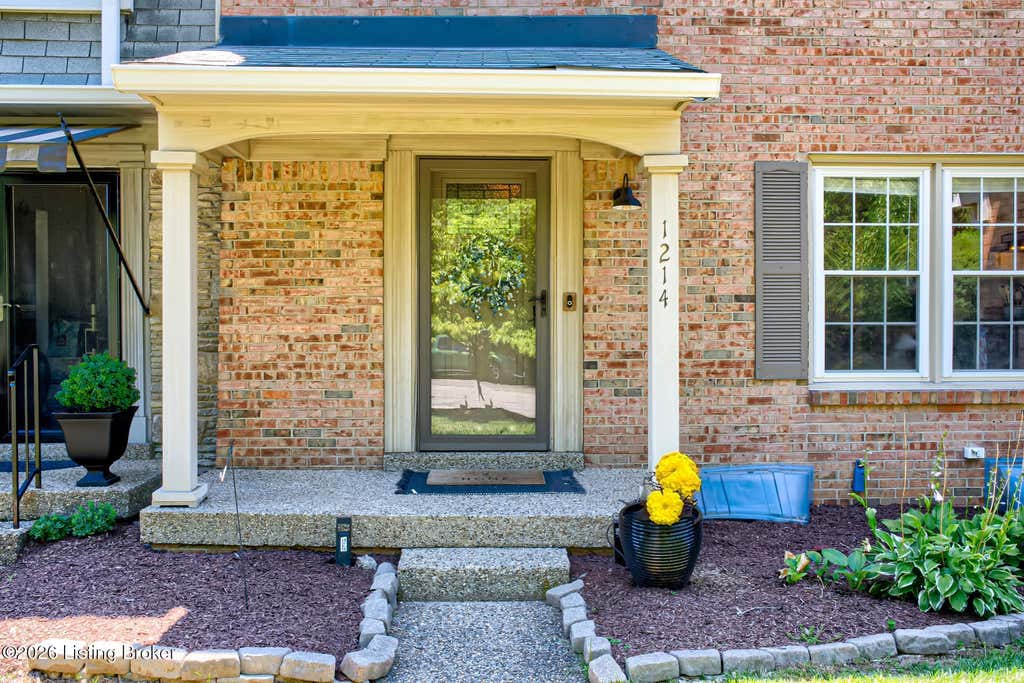 Photo of 1214 Inverary Ct, Louisville, KY 40222 (MLS # 1725220)