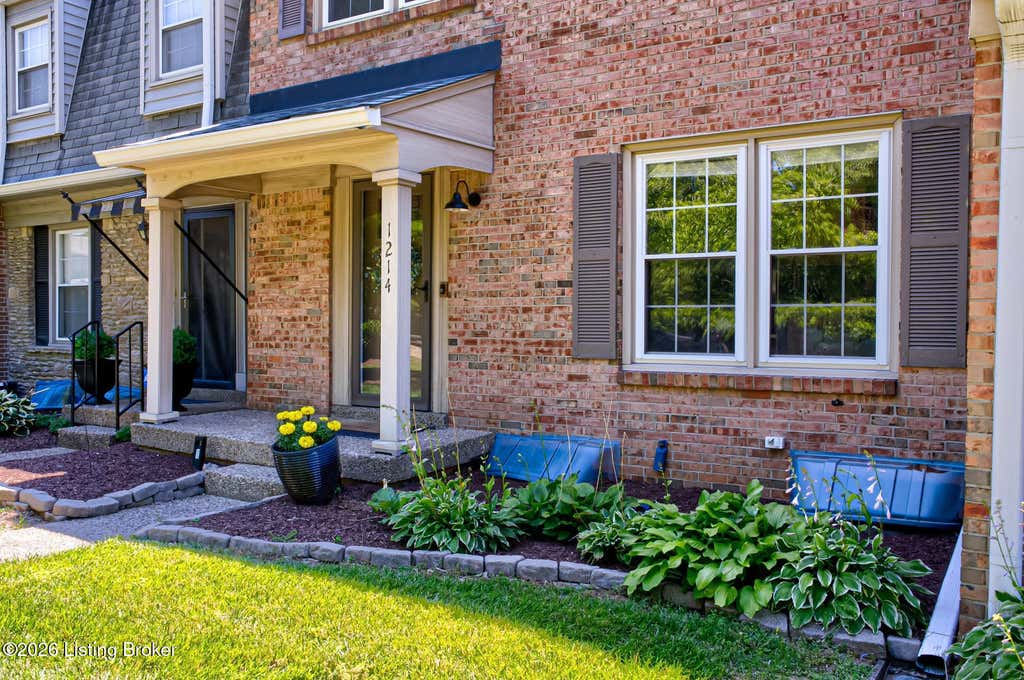 Photo of 1214 Inverary Ct, Louisville, KY 40222 (MLS # 1725220)