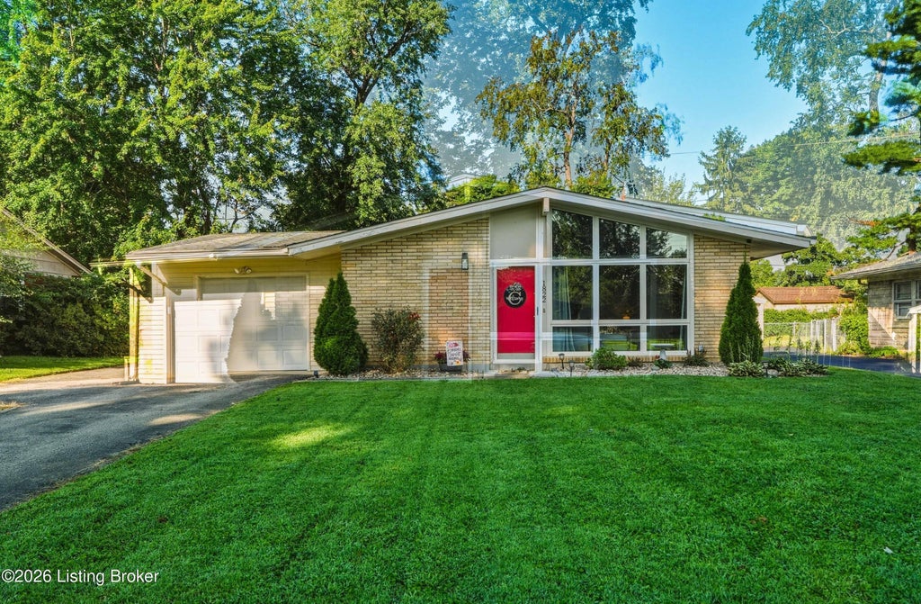 Photo of 1822 Wickham Way, Louisville, KY 40223 (MLS # 1725189)