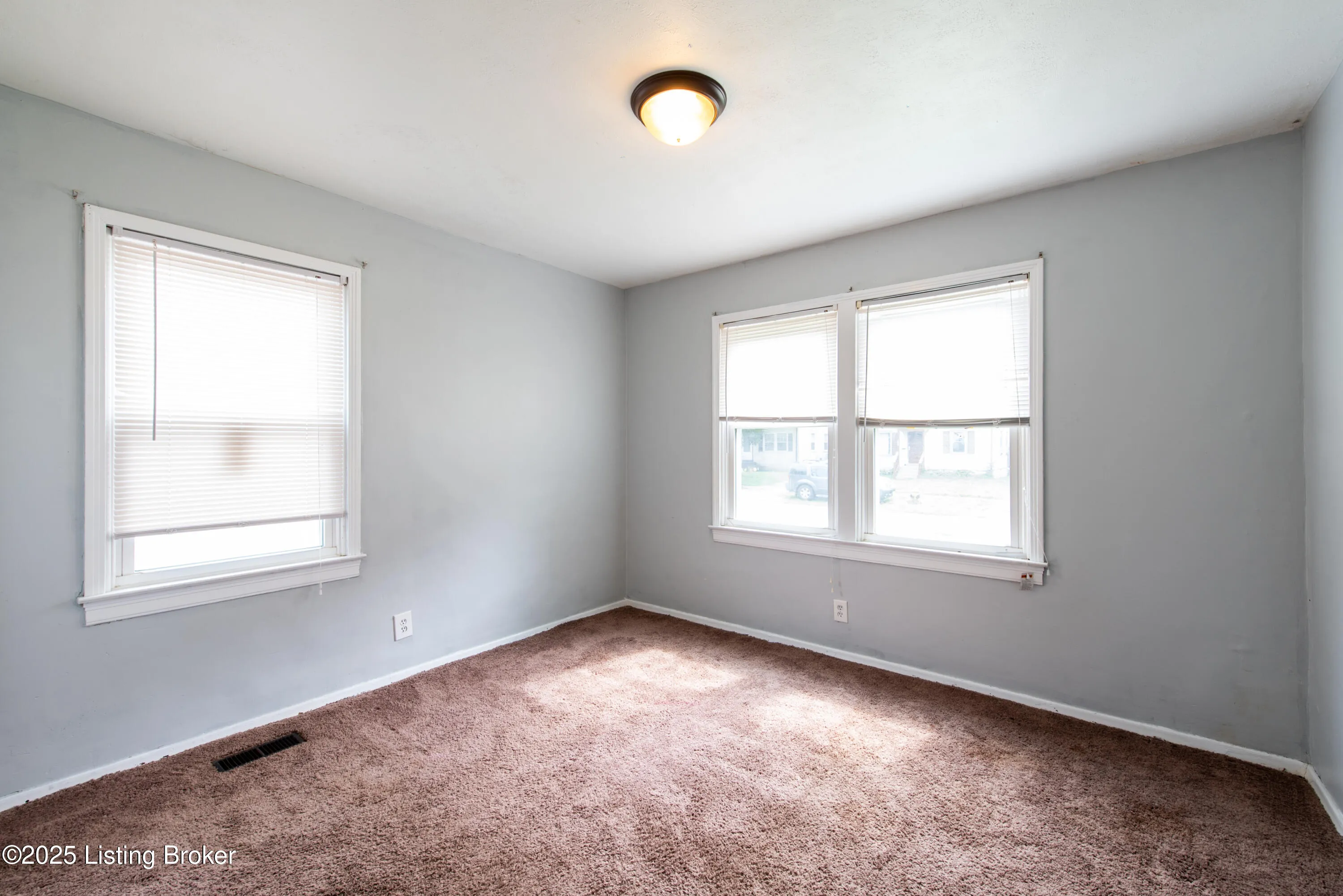 Louisville, Kentucky 40215, United States, 2 Bedrooms Bedrooms, ,1 BathroomBathrooms,Residential,Active,90080