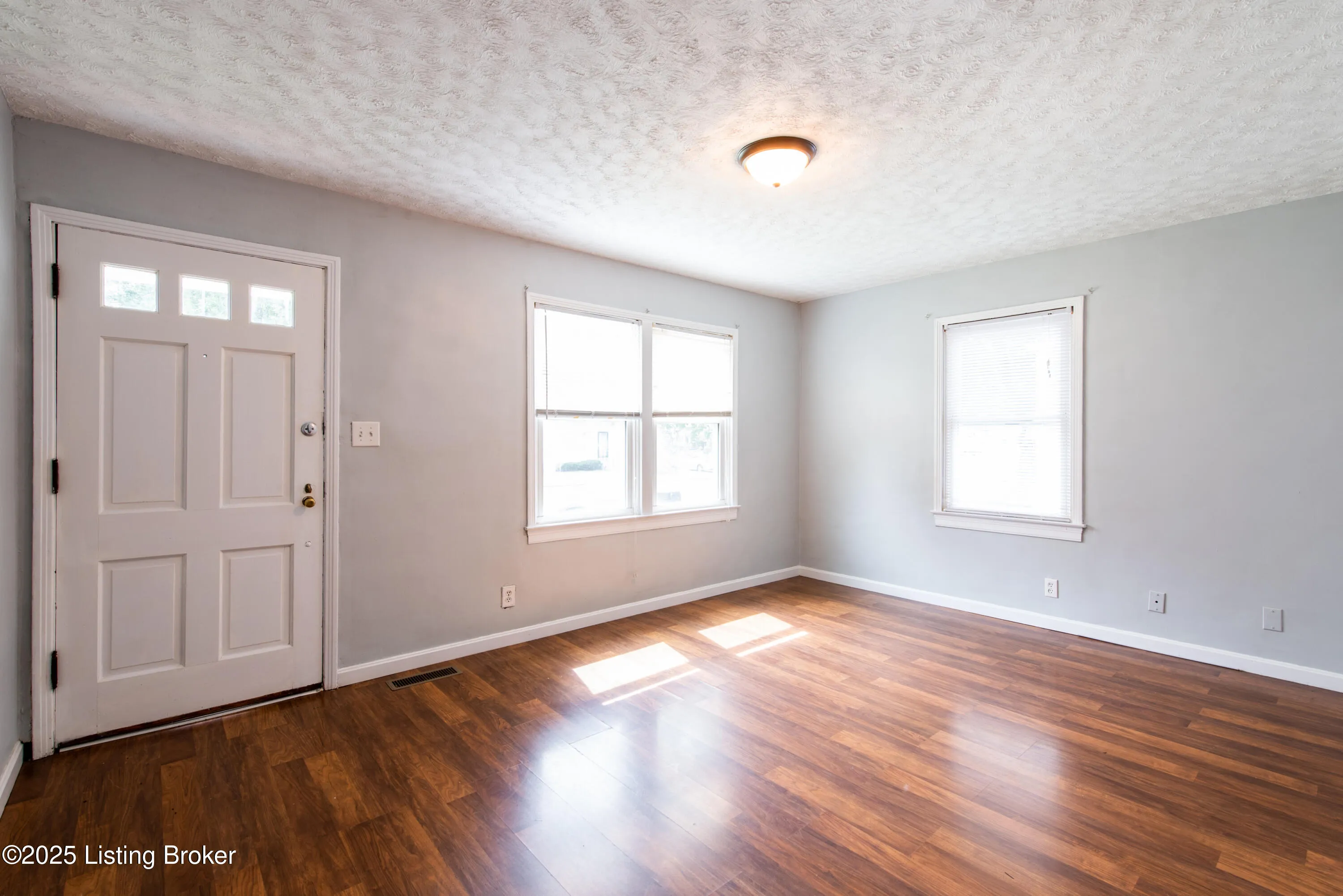 Louisville, Kentucky 40215, United States, 2 Bedrooms Bedrooms, ,1 BathroomBathrooms,Residential,Active,90080