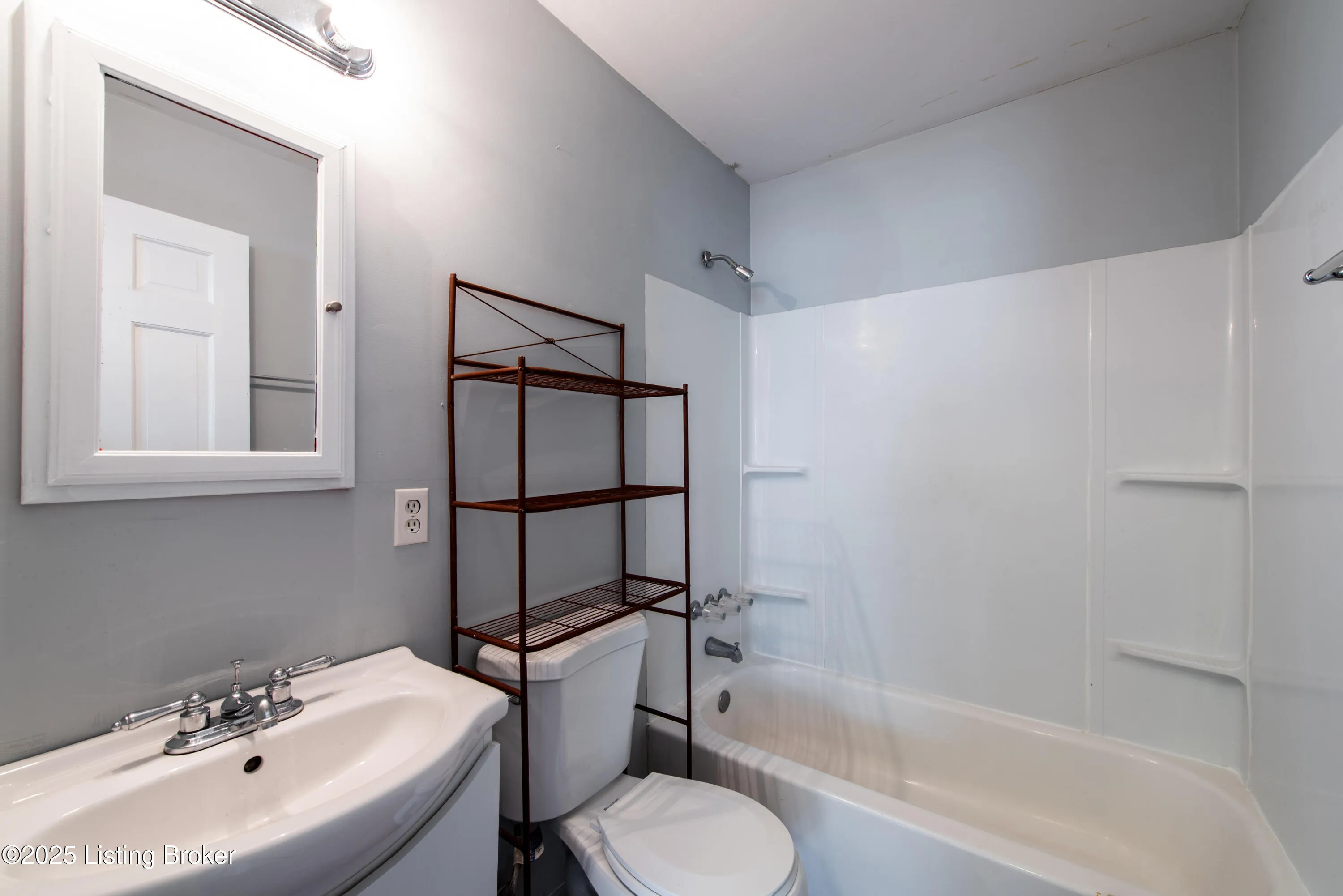 Louisville, Kentucky 40215, United States, 2 Bedrooms Bedrooms, ,1 BathroomBathrooms,Residential,Active,90080