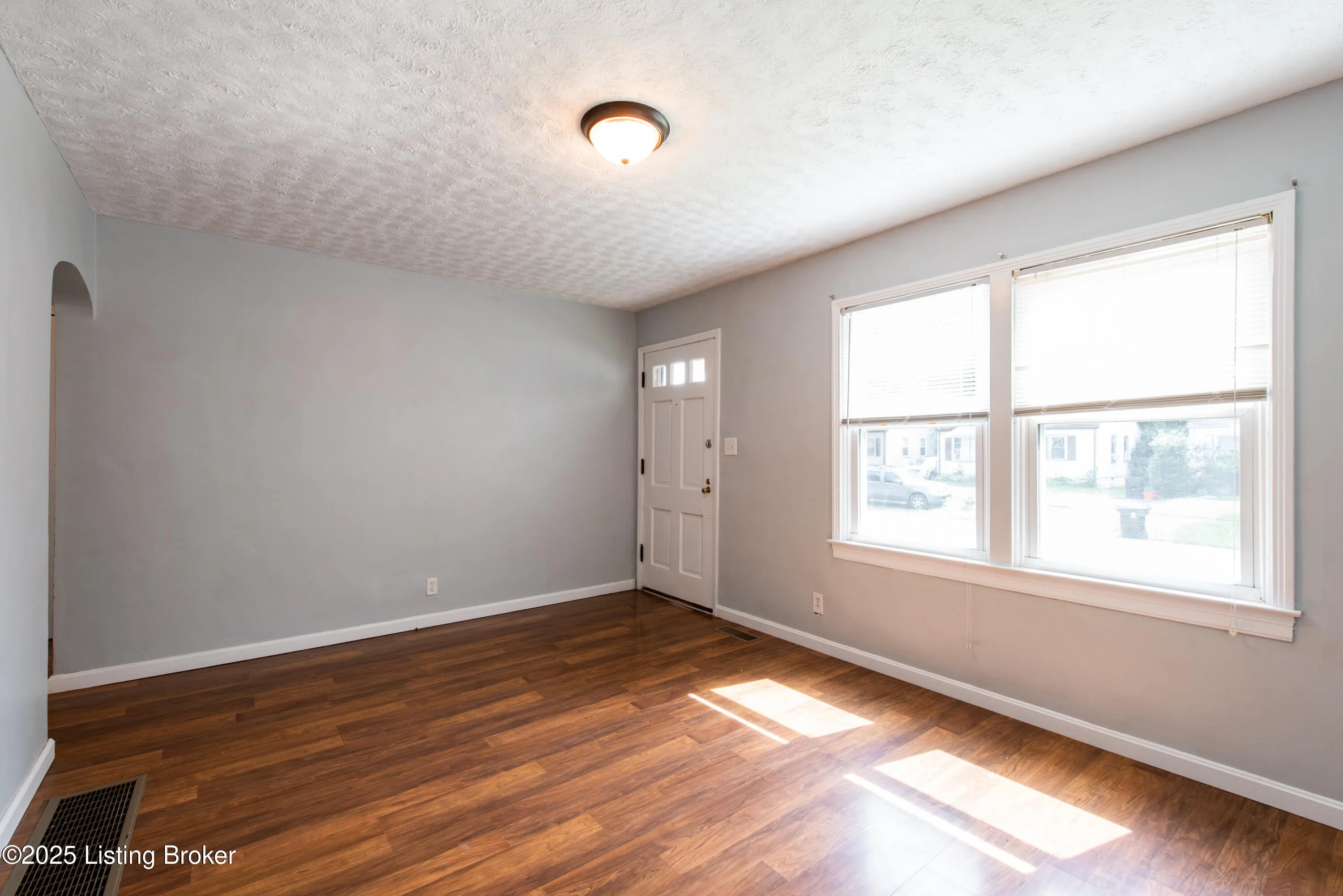 Louisville, Kentucky 40215, United States, 2 Bedrooms Bedrooms, ,1 BathroomBathrooms,Residential,Active,90080