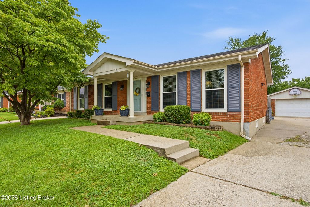 Photo of 4012 Landside Dr, Louisville, KY 40220 (MLS # 1721331)