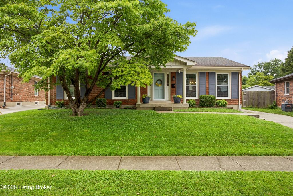 Photo of 4012 Landside Dr, Louisville, KY 40220 (MLS # 1721331)
