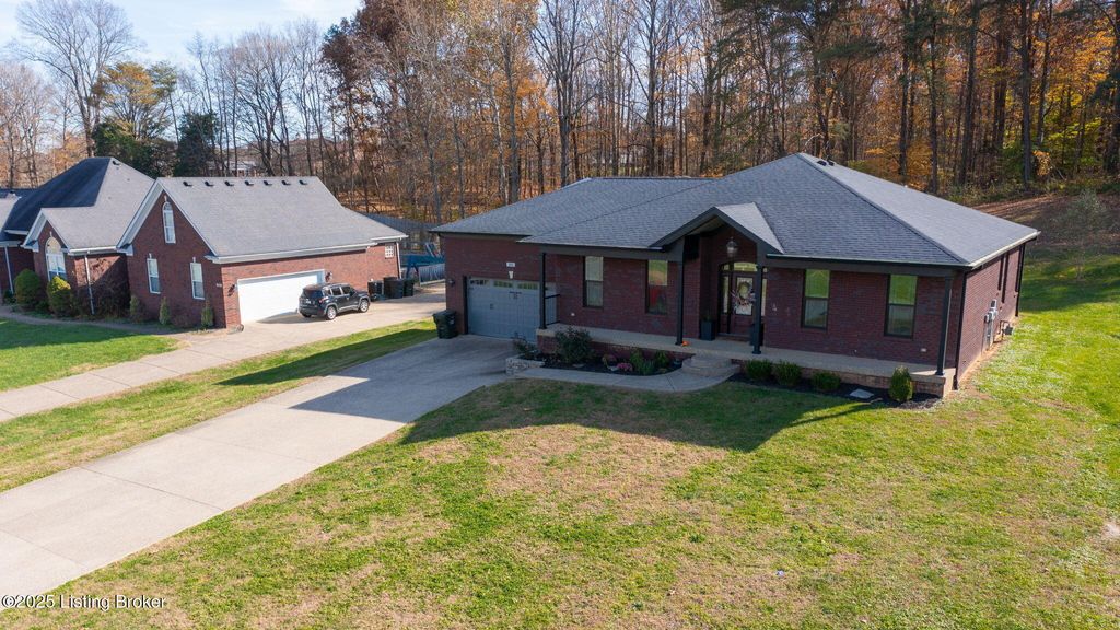 Photo of 389 Fernwood Dr, Mt Washington, KY 40047 (MLS # 1703572)