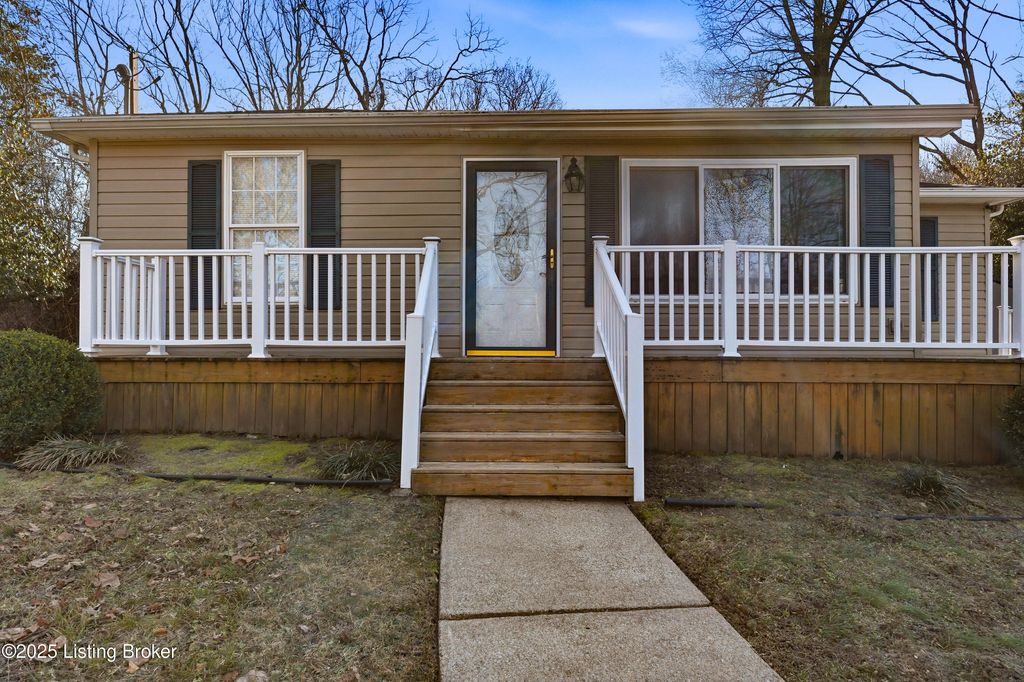 Photo of 3406 Schooler Ln, Louisville, KY 40272 (MLS # 1705708)