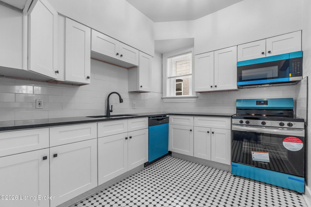 Photo of 409 W Gaulbert Ave #201, Louisville, KY 40208 (MLS # 1712627)