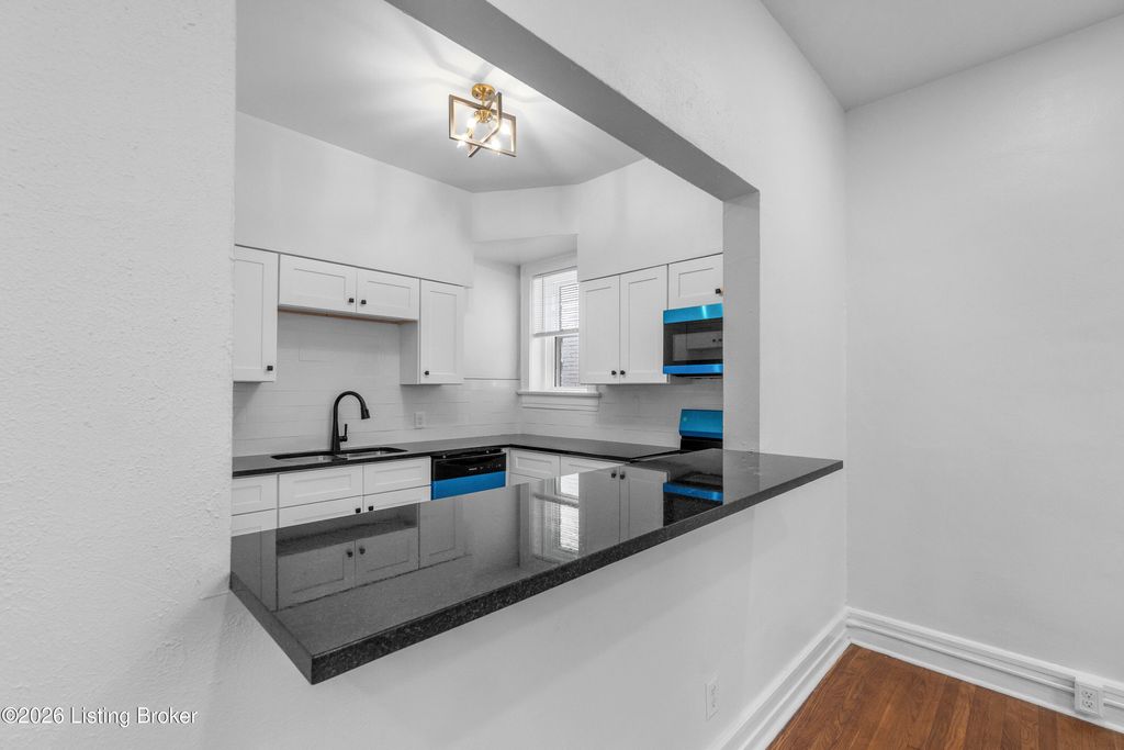 Photo of 409 W Gaulbert Ave #201, Louisville, KY 40208 (MLS # 1712627)