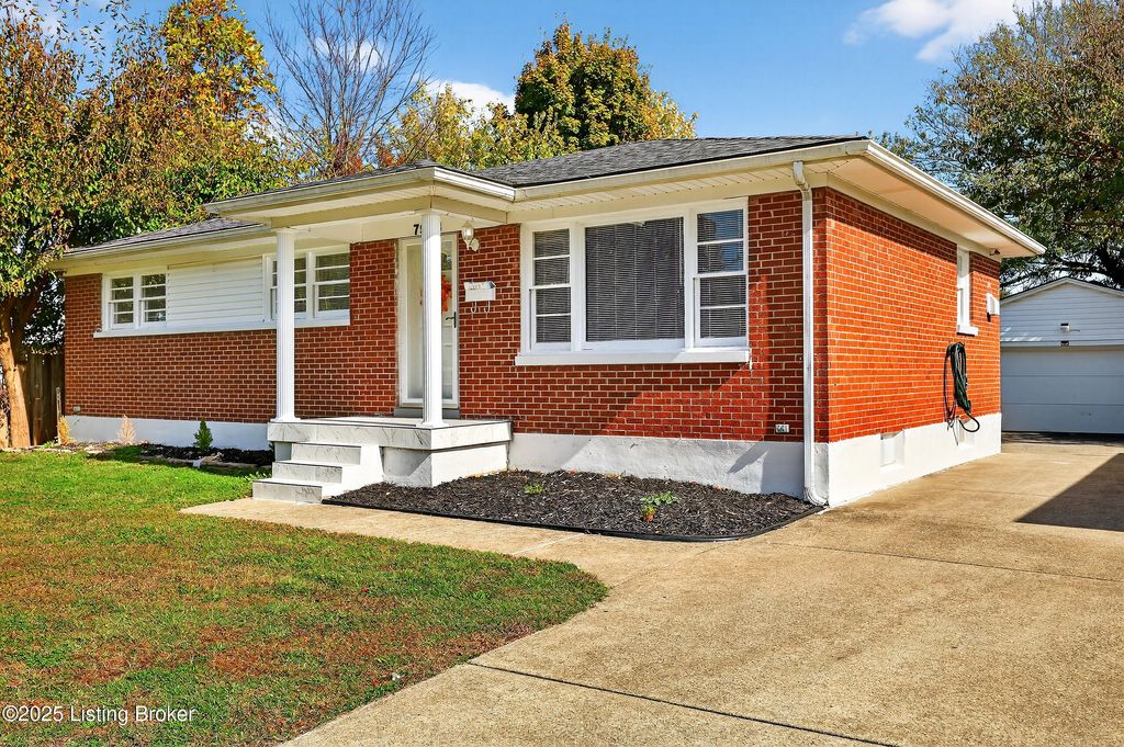 Photo of 7903 Columbine Dr, Louisville, KY 40258 (MLS # 1701850)