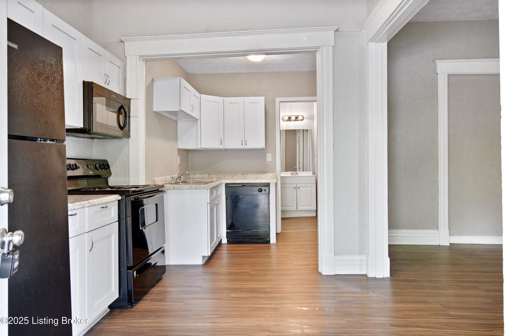 Photo of 628 E Oak St, Louisville, KY 40203 (MLS # 1705045)