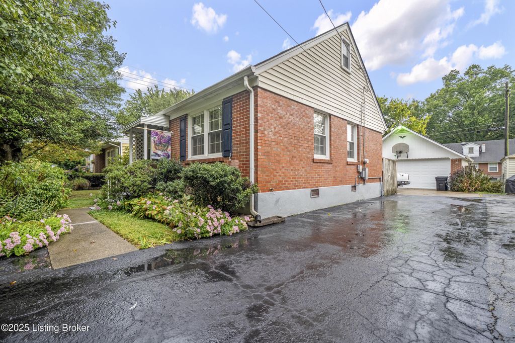 Photo of 3016 Hendon Rd, Louisville, KY 40220 (MLS # 1703571)