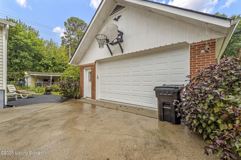 Photo of 3016 Hendon Rd, Louisville, KY 40220 (MLS # 1703571)