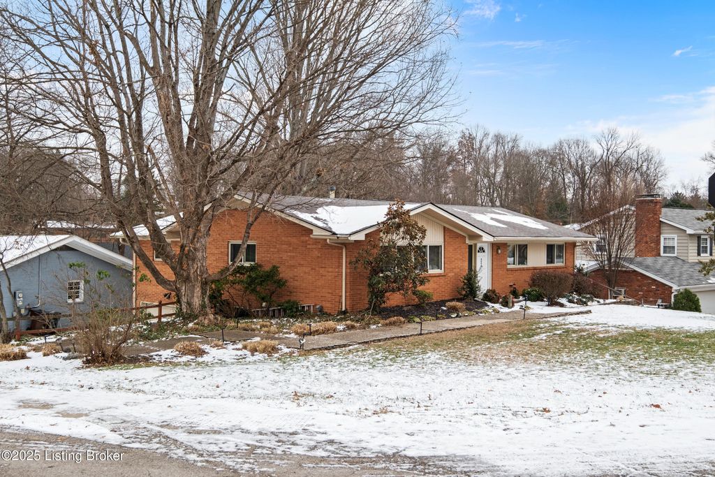 Photo of 4094 Gilman Ave, Louisville, KY 40207 (MLS # 1705594)