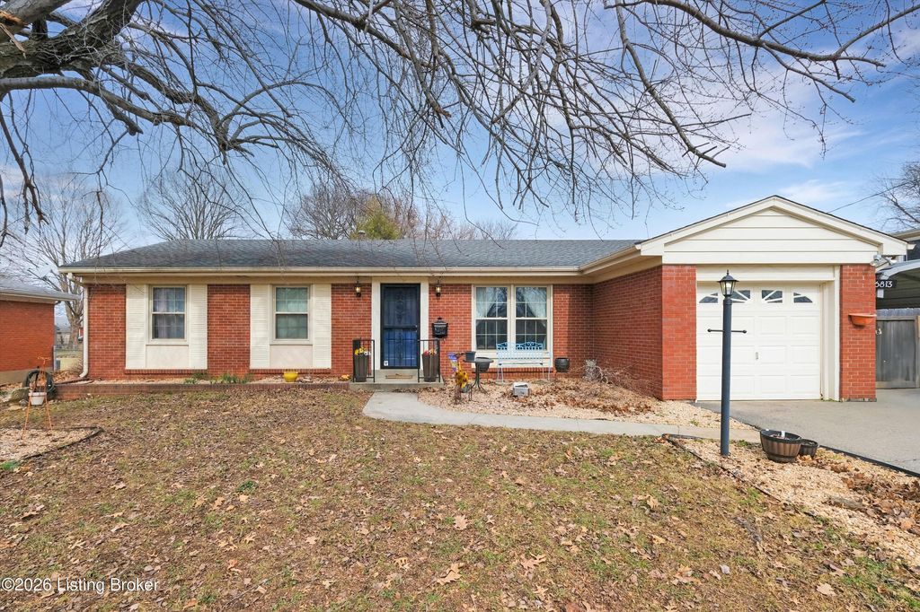 Photo of 6813 Green Manor Dr, Louisville, KY 40228 (MLS # 1709196)