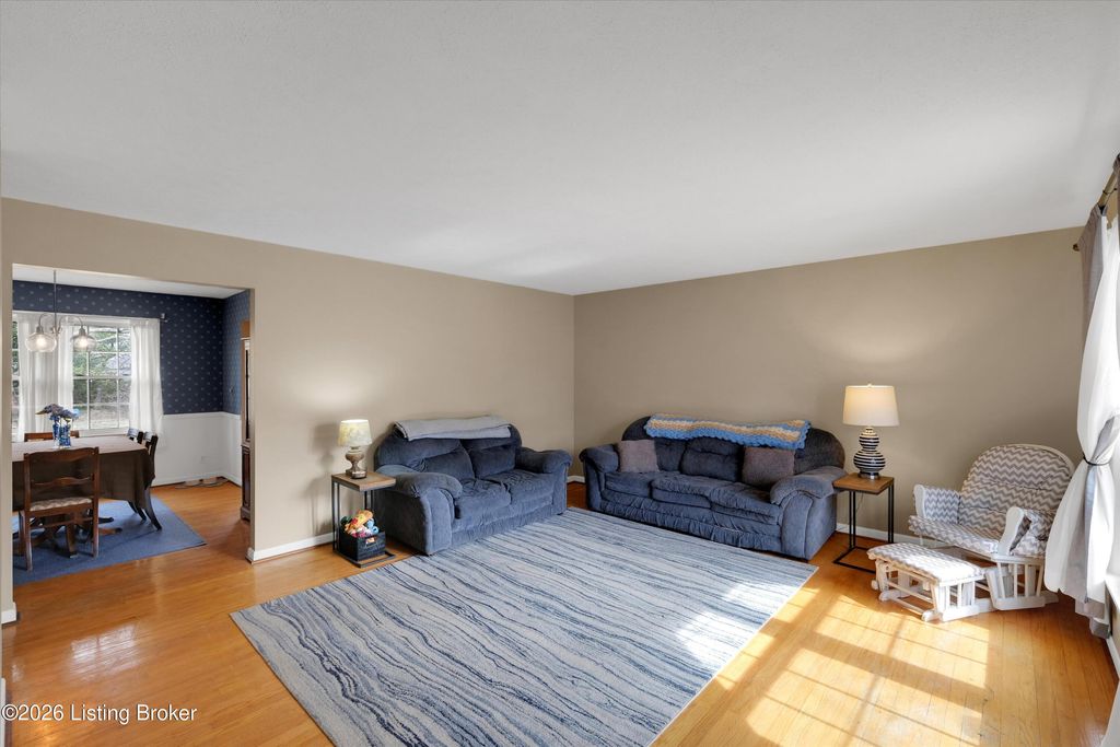 Photo of 6813 Green Manor Dr, Louisville, KY 40228 (MLS # 1709196)