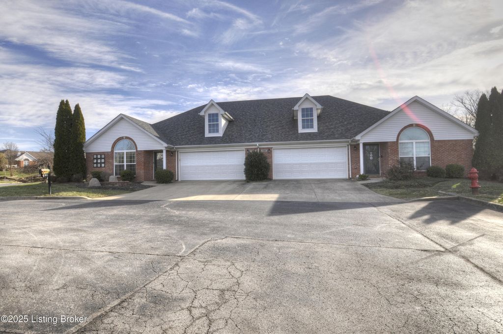 Photo of 1101 Hemlock Ct, La Grange, KY 40031 (MLS # 1705690)