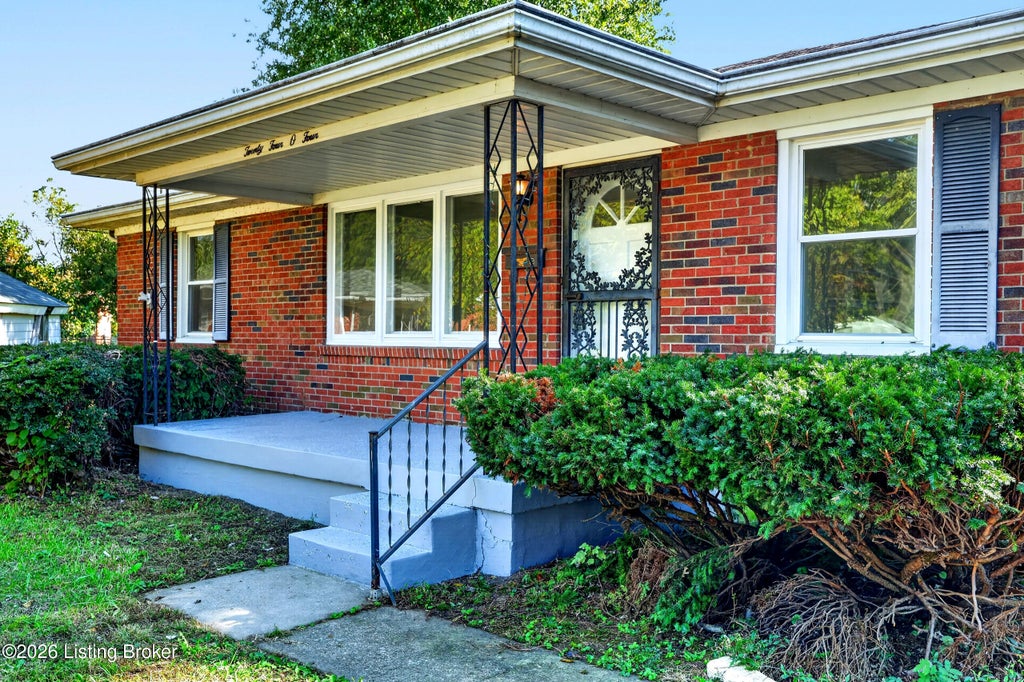 Photo of 2404 Waco Ct, Louisville, KY 40216 (MLS # 1731946)