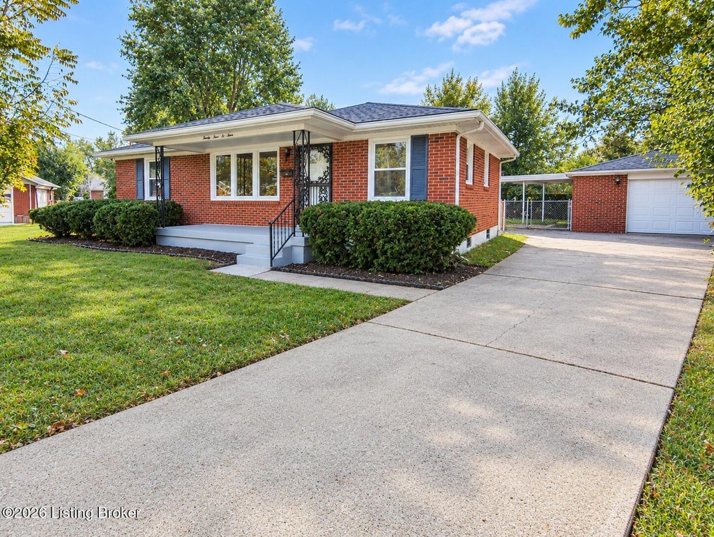 Photo of 2404 Waco Ct, Louisville, KY 40216 (MLS # 1731946)
