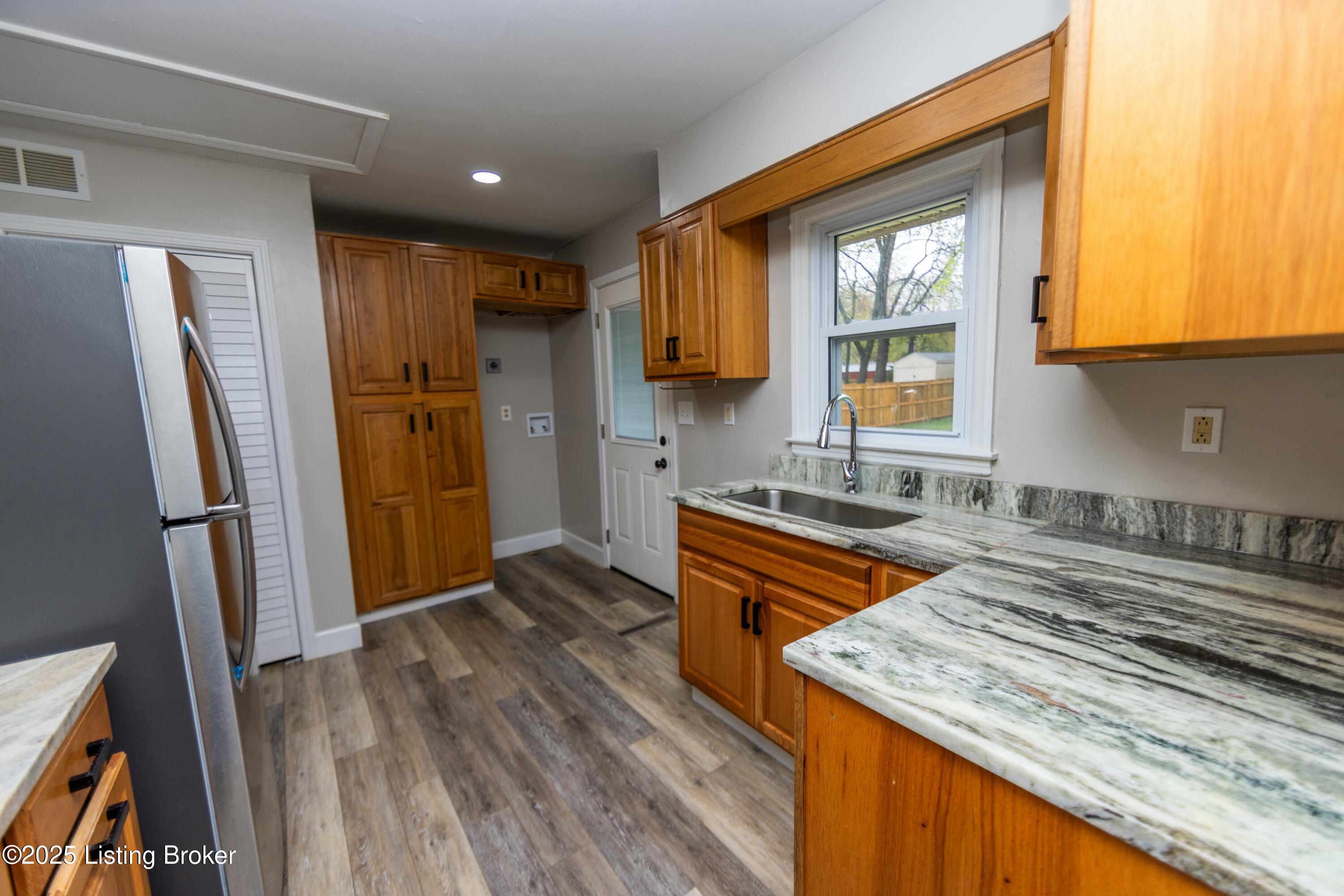 6214 Middlerose Cir, Louisville, Kentucky image 10